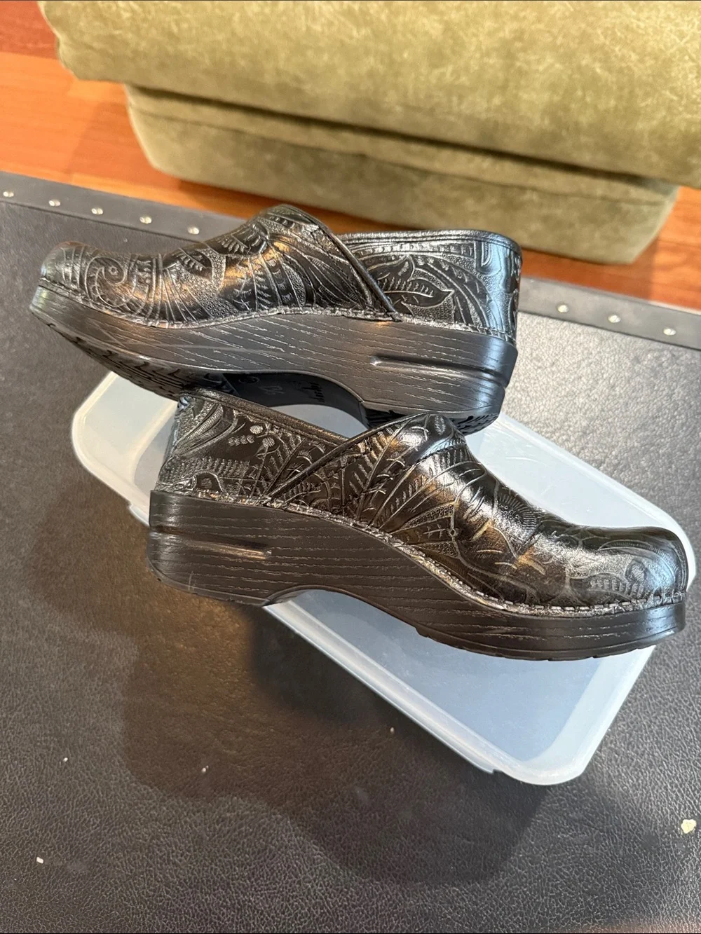 Dansko Black Embossed Floral Tooled Leather Clogs 39 - Picture 6 of 11